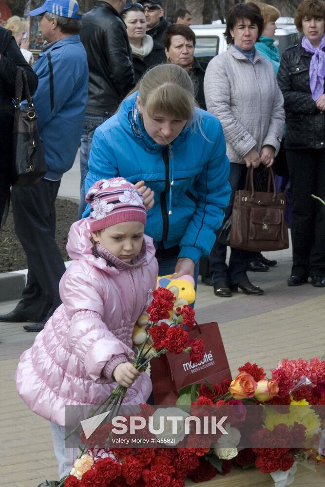 Belgorod residents commemorate victims of shooting incident