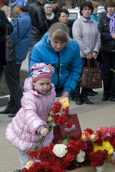 Belgorod residents commemorate victims of shooting incident