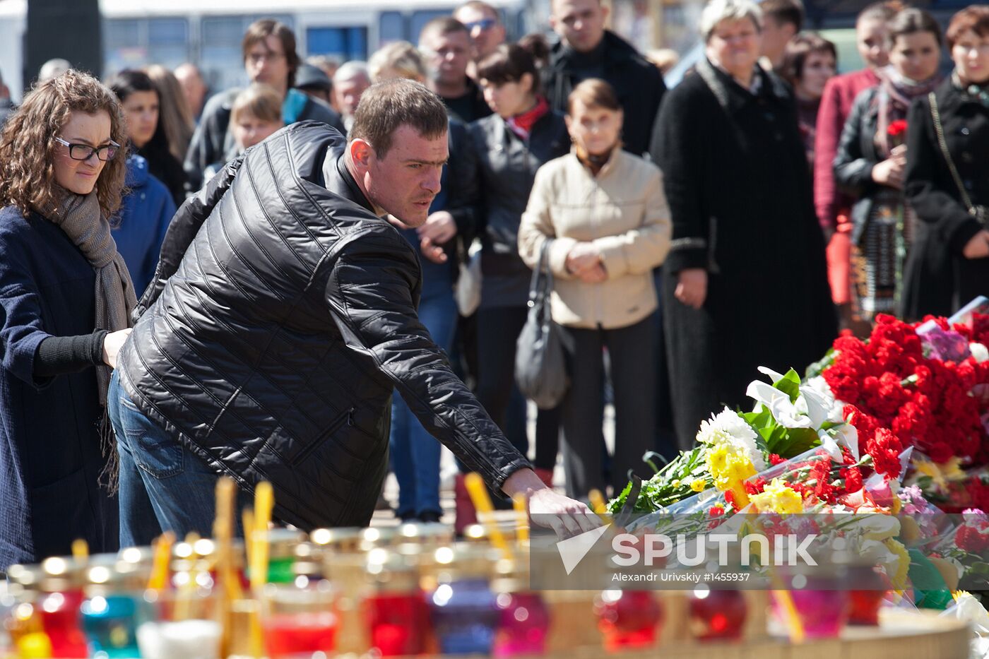 Belgorod residents commemorate victims of shooting incident