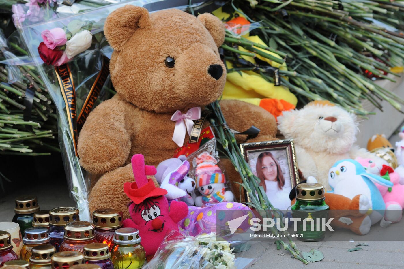 Belgorod residents commemorate victims of shooting incident