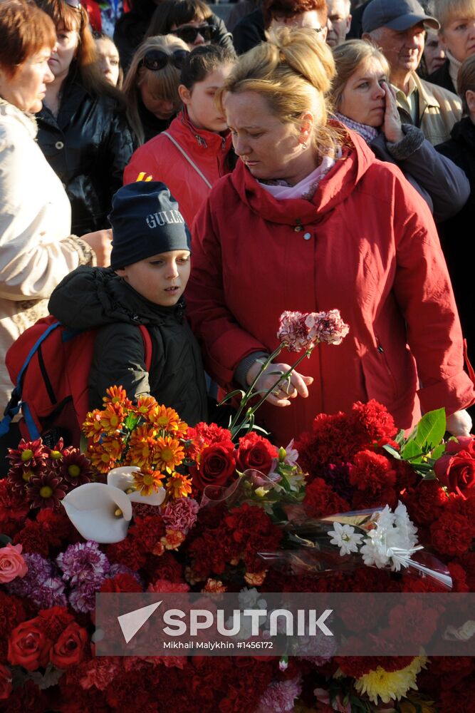 Belgorod residents commemorate victims of shooting incident