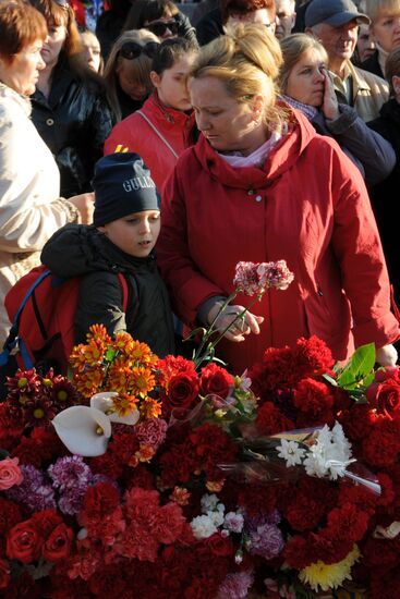 Belgorod residents commemorate victims of shooting incident