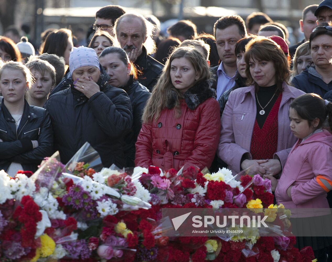 Belgorod residents commemorate victims of shooting incident