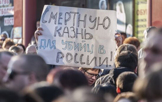 Belgorod residents commemorate victims of shooting incident