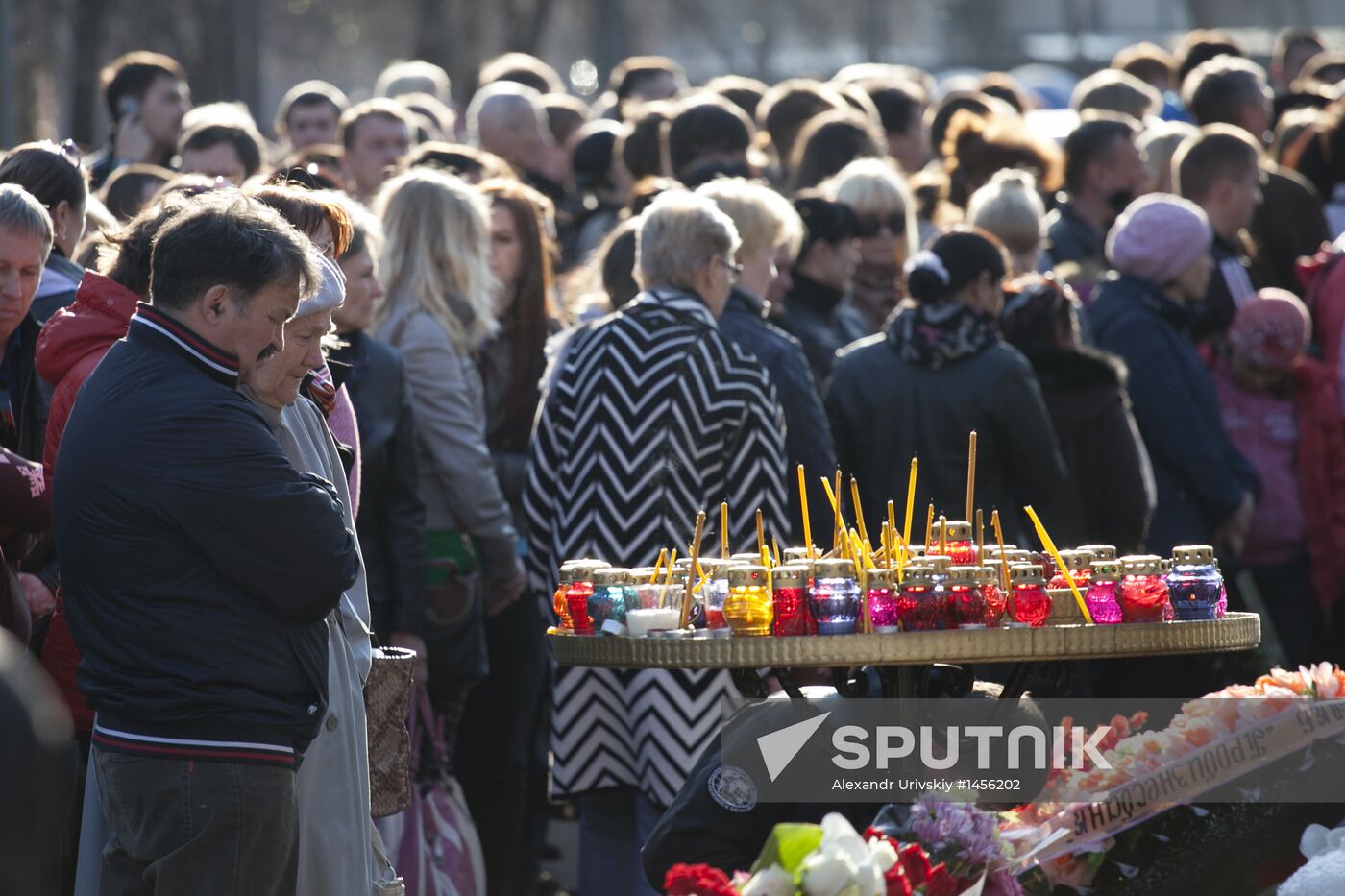 Belgorod residents commemorate victims of shooting incident