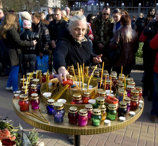 Belgorod residents commemorate victims of shooting incident