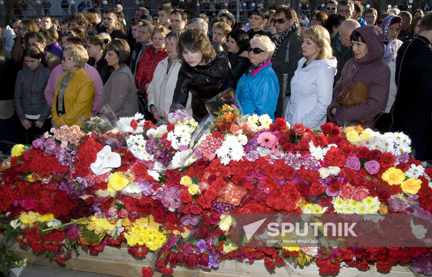 Belgorod residents commemorate victims of shooting incident