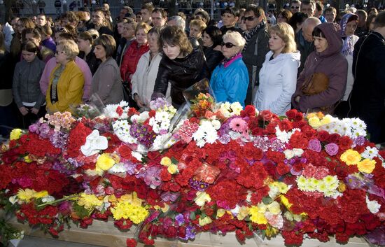 Belgorod residents commemorate victims of shooting incident