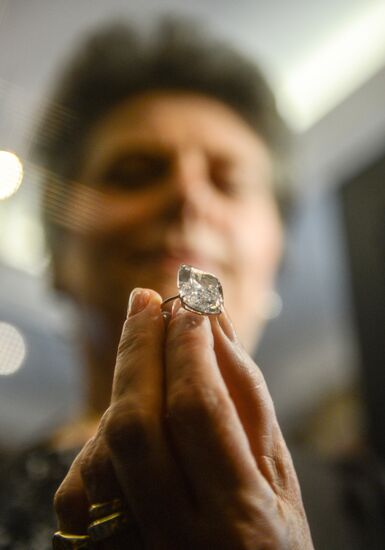 Sotheby's displays Gina Lollobrigida jewelry in Moscow