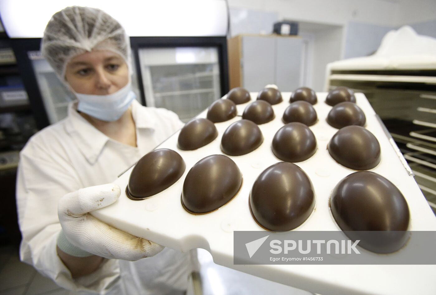 Producing chocolate Easter eggs