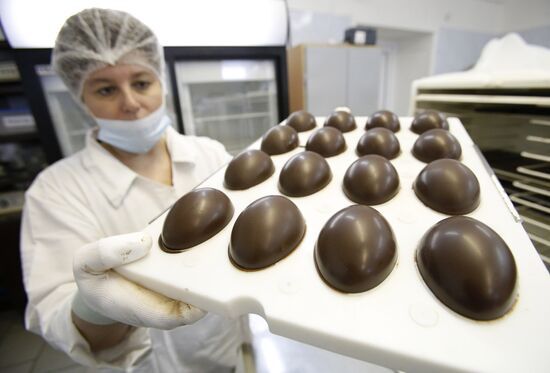 Producing chocolate Easter eggs