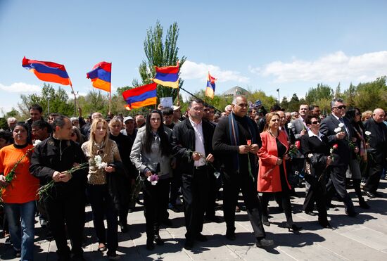 Flowers laid at Armenian Genocide Memorial