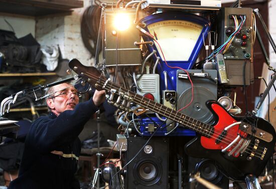"Man-Orchestra" sculpture installed in St. Petersburg
