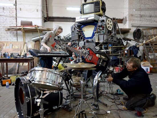"Man-Orchestra" sculpture installed in St. Petersburg