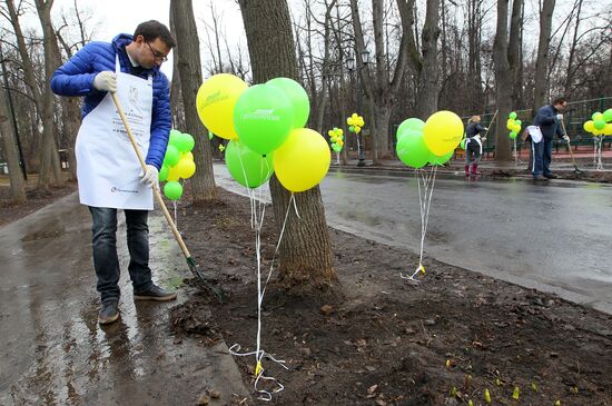 Media subbotnik in Moscow's Neskuchny Garden