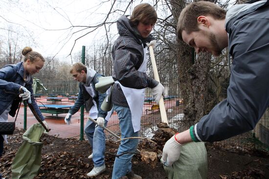 Media subbotnik in Moscow's Neskuchny Garden