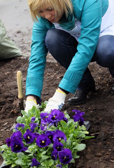 Media subbotnik in Moscow's Neskuchny Garden
