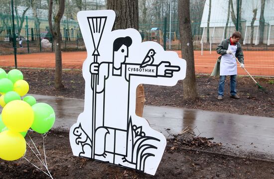 Media subbotnik in Moscow's Neskuchny Garden