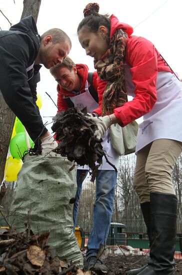 Media subbotnik in Moscow's Neskuchny Garden