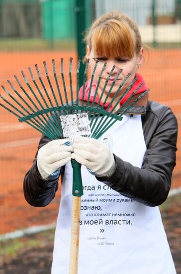 Media subbotnik in Moscow's Neskuchny Garden