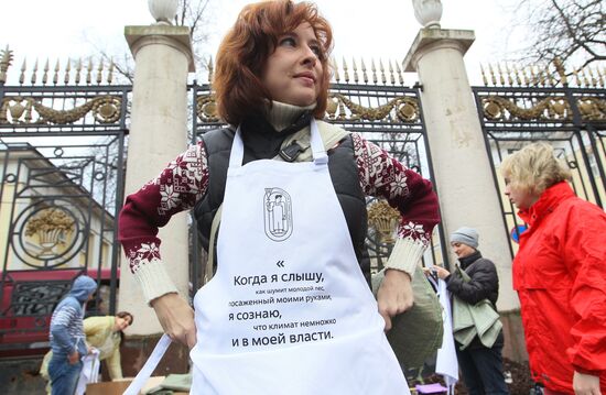 Media subbotnik in Moscow's Neskuchny Garden