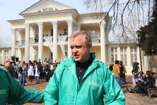 Media subbotnik in Moscow's Neskuchny Garden