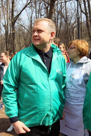 Media subbotnik in Moscow's Neskuchny Garden
