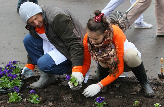 Media subbotnik in Moscow's Neskuchny Garden