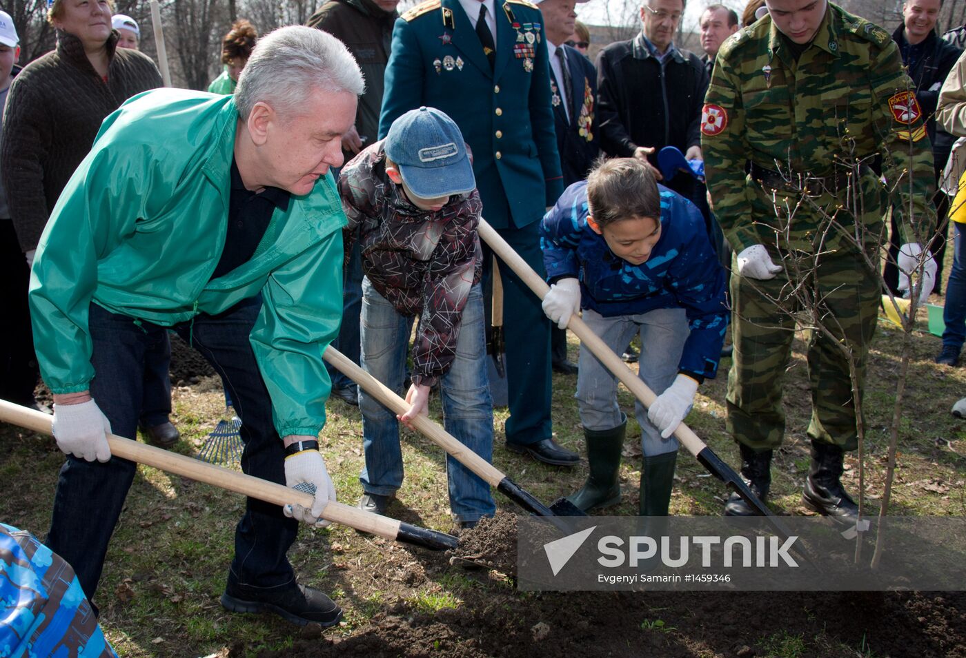 Sergei Sobyanin takes part in subbotnik in Moscow