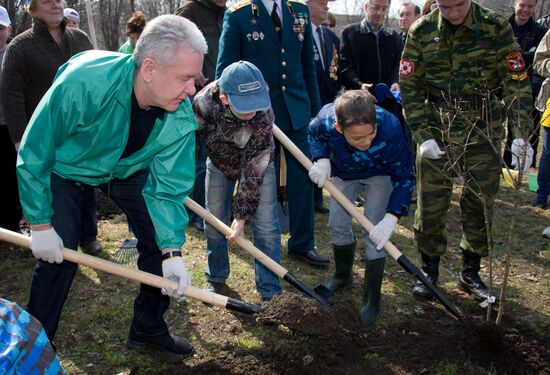 Sergei Sobyanin takes part in subbotnik in Moscow