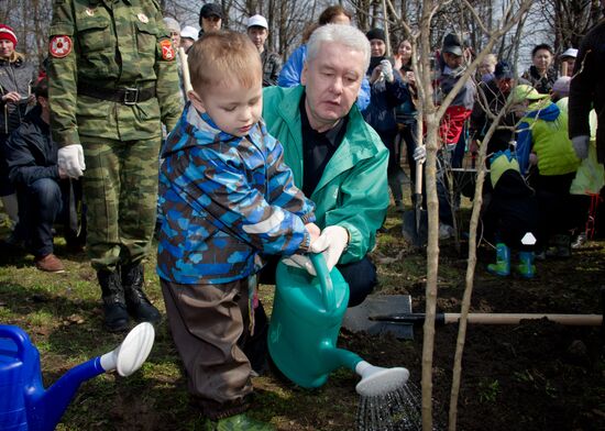 Sergei Sobyanin takes part in subbotnik in Moscow