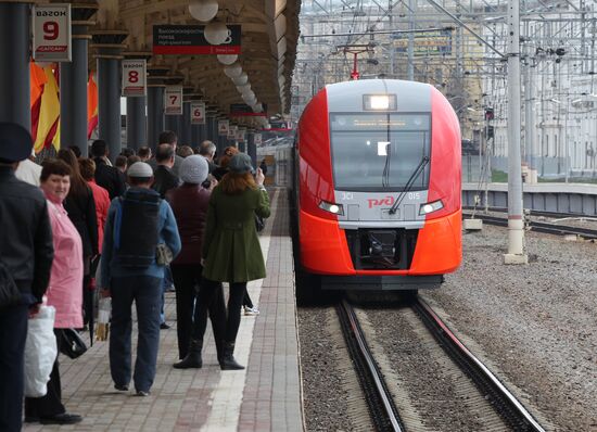 Train Lastochka (Swallow) makes its maiden voyage