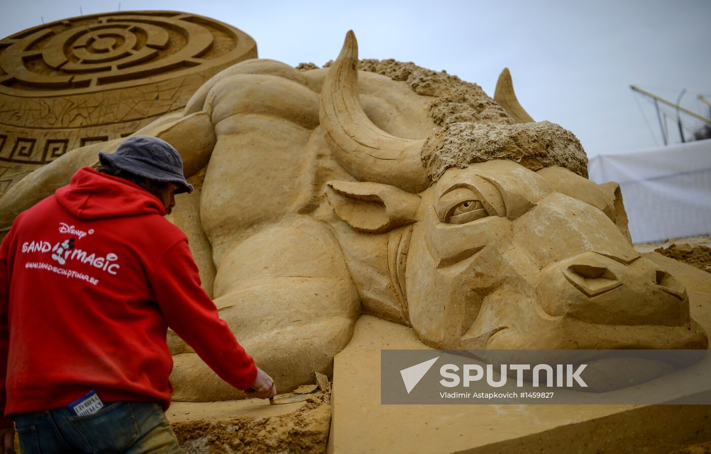 Exhibition of sand sculptures opens in Moscow
