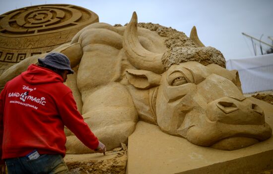 Exhibition of sand sculptures opens in Moscow