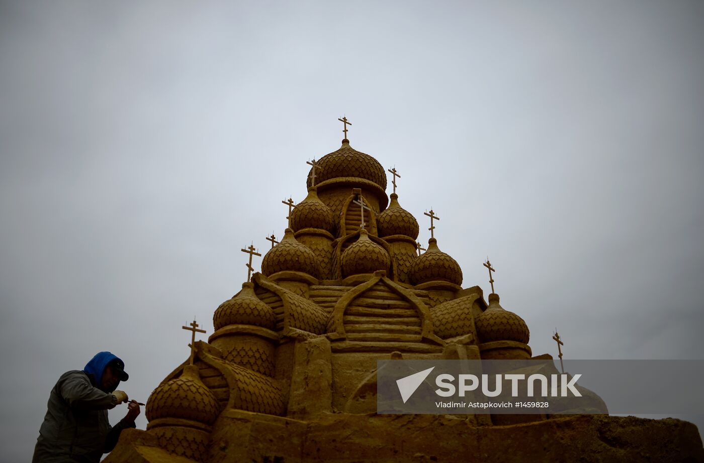 Exhibition of sand sculptures opens in Moscow
