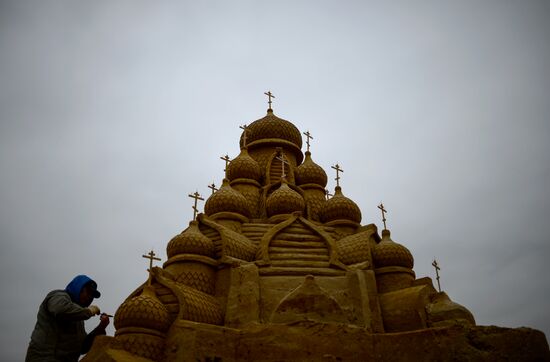 Exhibition of sand sculptures opens in Moscow