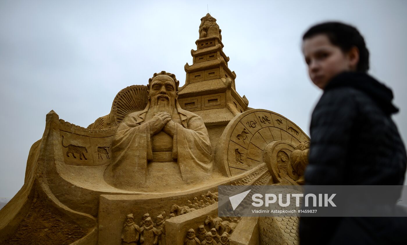 Exhibition of sand sculptures opens in Moscow