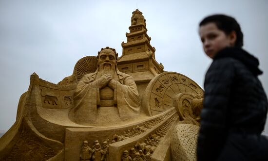 Exhibition of sand sculptures opens in Moscow