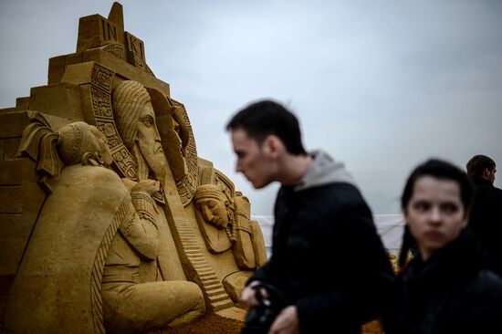 Exhibition of sand sculptures opens in Moscow