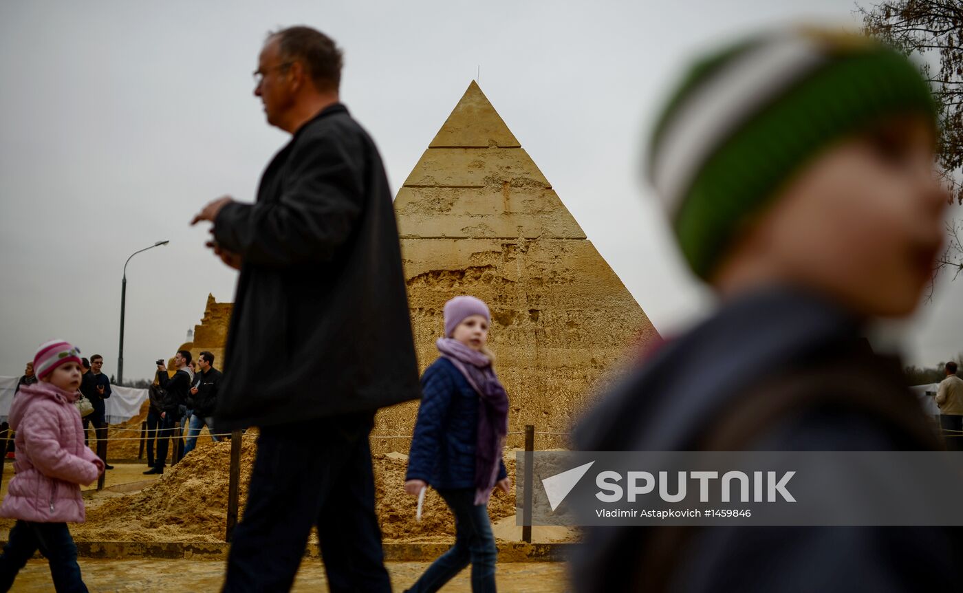 Exhibition of sand sculptures opens in Moscow