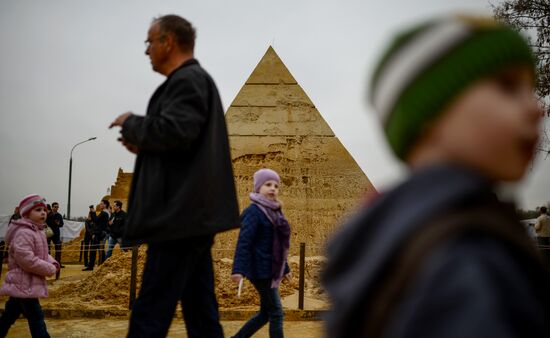 Exhibition of sand sculptures opens in Moscow