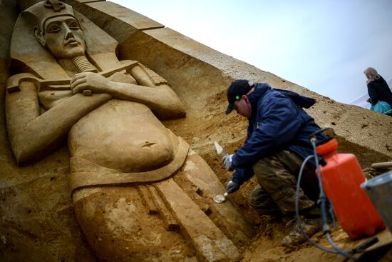 Exhibition of sand sculptures opens in Moscow