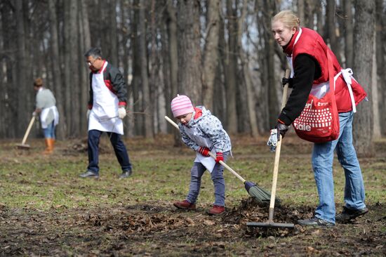 Media workers participate in Subbotnik, Moscow’s cleanup day