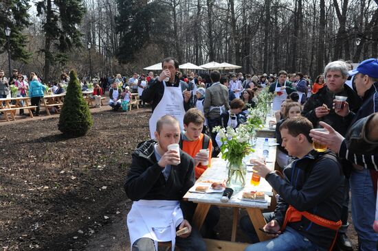 Media workers participate in Subbotnik, Moscow’s cleanup day