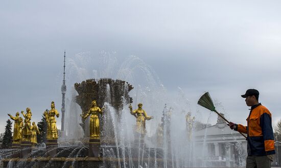 Fountain season gets underway in Moscow