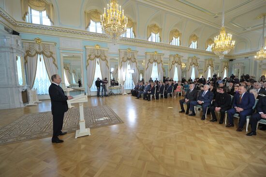 Vladimir Putin hands out awards to Heroes of Labor