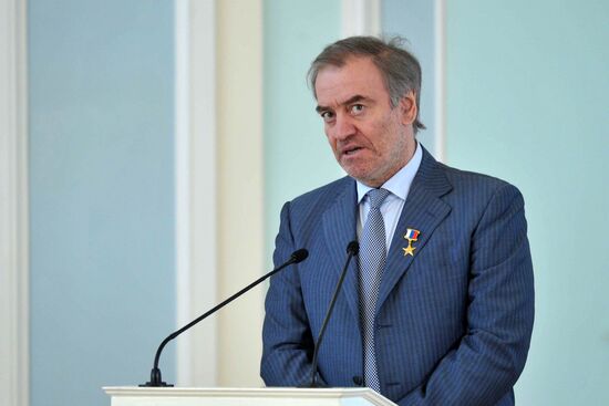 Vladimir Putin hands out awards to Heroes of Labor