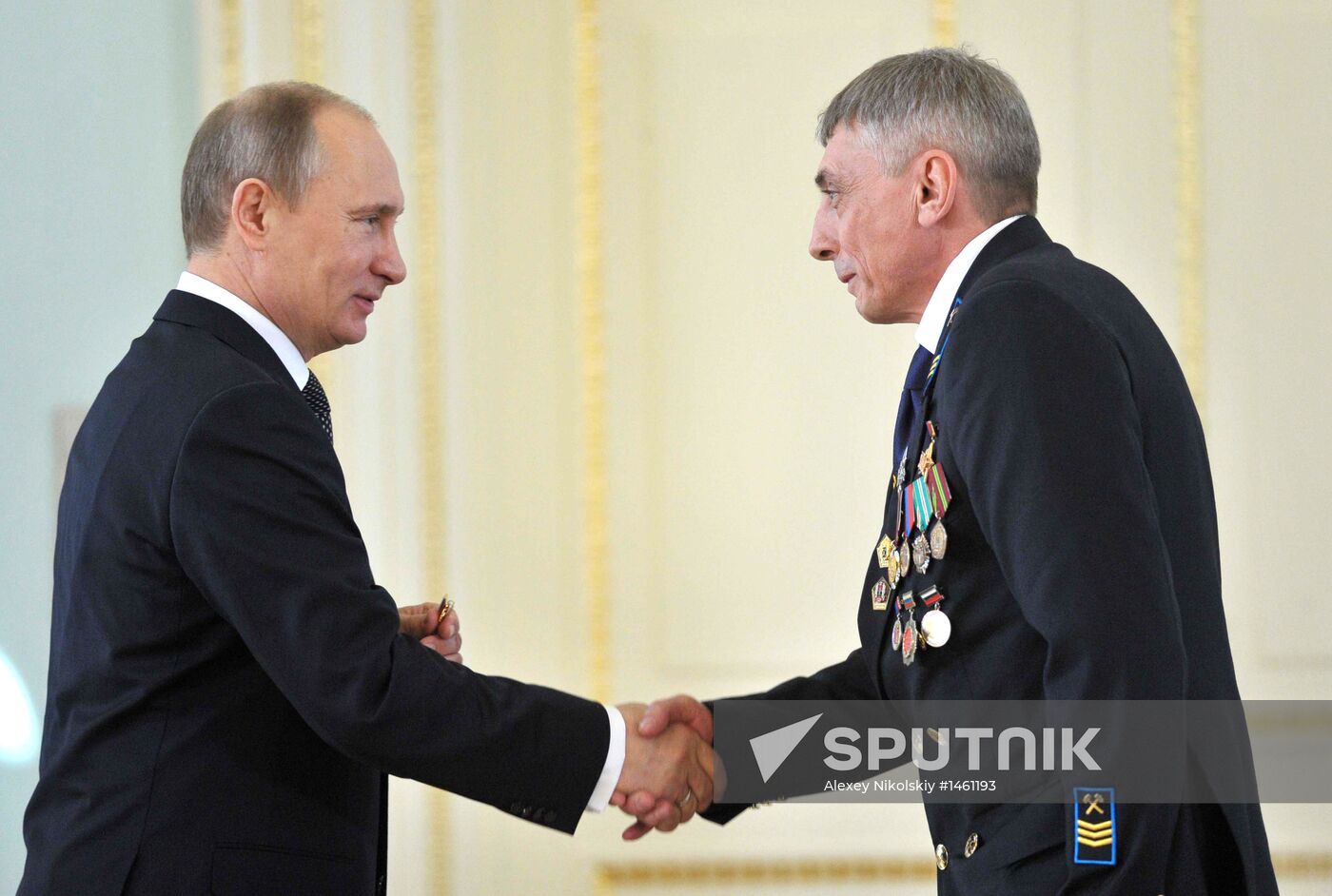 Vladimir Putin hands out awards to Heroes of Labor