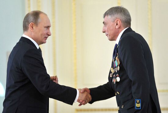 Vladimir Putin hands out awards to Heroes of Labor