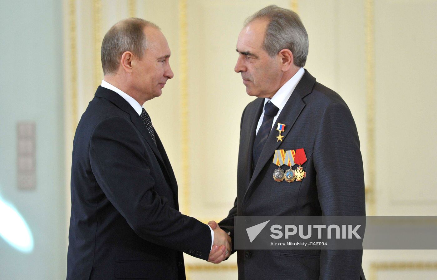 Vladimir Putin hands out awards to Heroes of Labor